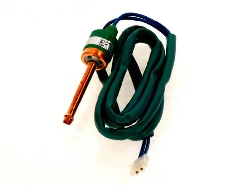 Druckwächter mit einem langen, metallischen Sensor und Kabeln in grün und blau, hergestellt von Bosch, zur Steuerung von Druck in Anlagen.